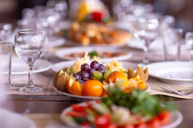 Lokantadaki düğün masası, doğal ışık altında çekilmiş.