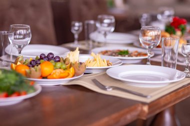 Lokantadaki düğün masası, doğal ışık altında çekilmiş.