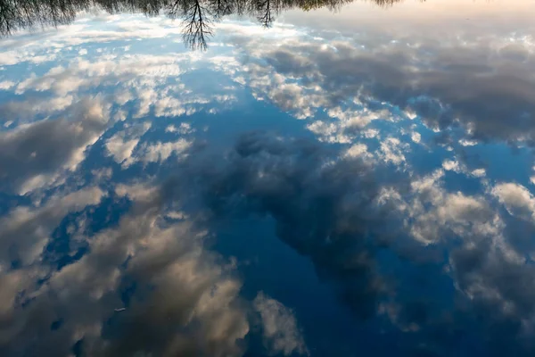Felhők Tükröződnek Tavasszal Napnyugtakor Lelőtt Úttörő Vízfelületén — Stock Fotó