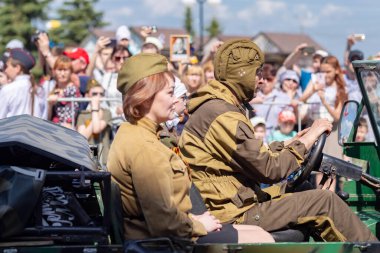 Cheboksary, Chuvashia / Rusya Federasyonu - 05.09.2019. Geçit töreni sırasında eski askeri-tarihi kulüp 