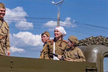 Cheboksary, Chuvashia / Rusya Federasyonu - 05.09.2019. Geçit töreni sırasında eski askeri-tarihi kulüp 