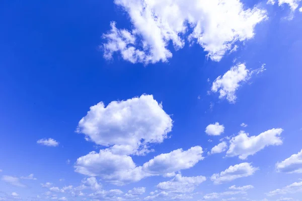 Nuages Blancs Dans Ciel Bleu Par Une Journée Ensoleillée — Photo