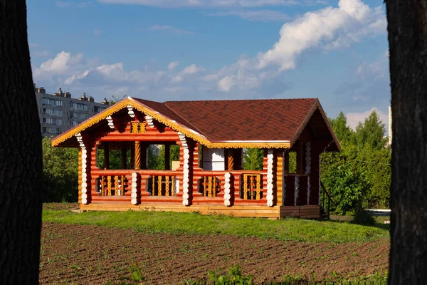 日当たりの良い夏の日に茶色の屋根を持つログガゼボ — ストック写真
