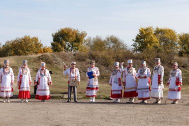 Kanash, Chuvashia / Rusya - 09.27.2020: Chuvash Cumhuriyeti 'nin Wet Kanashsky ilçesinde bir folklor grubu