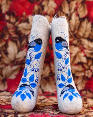 Valenki 'nin arka planında eski bir halı var.