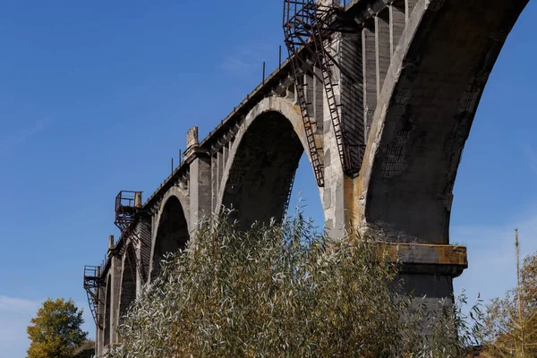 Rusya 'nın Chuvashia kentindeki Mokry köyünün yakınlarında terk edilmiş bir demiryolu köprüsü.