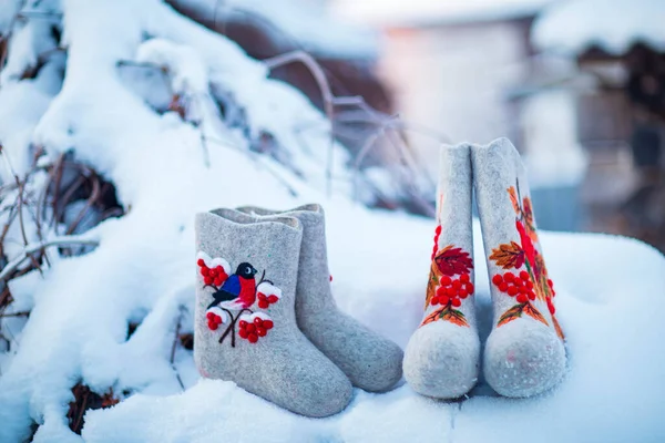 Broderade Filtstövlar Tagna Vinterkväll Mot Bakgrund Snö Buskar Och Ett — Stockfoto