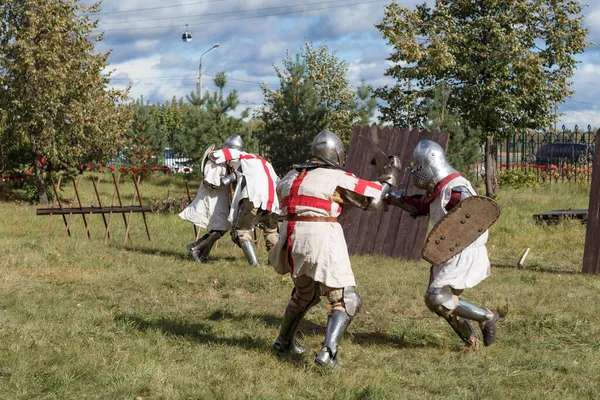 Nizhny Novgorod, Nizhny Novgorod bölgesi / Rusya-09.20.2020: Tarihi yeniden yapılanma festivalinde şövalyeler savaşı 