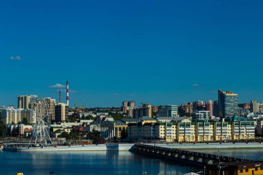 Cheboksary, Chuvashia / Rusya-05.28.2021: Güneşli bir günde Cheboksary şehri manzarası