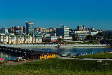 Cheboksary, Chuvashia / Rusya-05.28.2021: Güneşli bir günde Cheboksary şehri manzarası