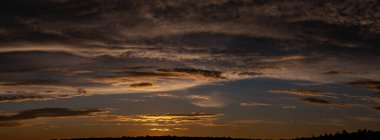 Günbatımı gökyüzünün manzarası Ağustos sonunda Cheboksary 'de çekildi.