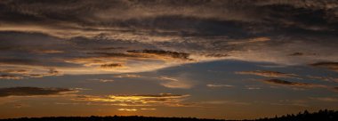 Günbatımı gökyüzünün manzarası Ağustos sonunda Cheboksary 'de çekildi.