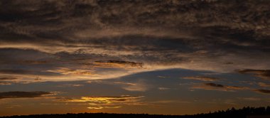 Günbatımı gökyüzünün manzarası Ağustos sonunda Cheboksary 'de çekildi.
