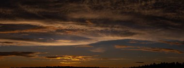 Günbatımı gökyüzünün manzarası Ağustos sonunda Cheboksary 'de çekildi.