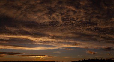 Günbatımı gökyüzünün manzarası Ağustos sonunda Cheboksary 'de çekildi.