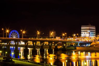 Akşam ışıklarında Cheboksary şehri