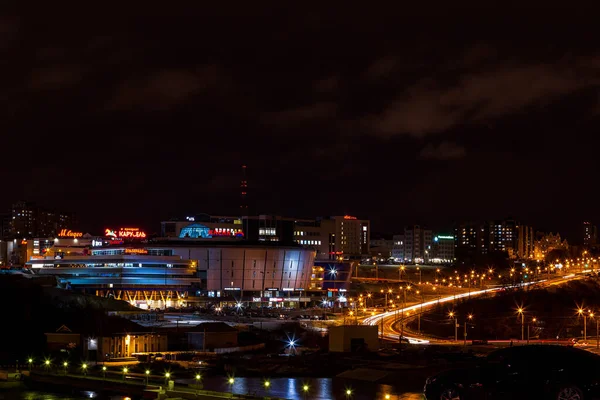 Akşam ışıklarında Cheboksary şehri