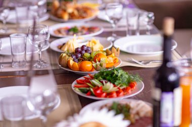 Lokantadaki düğün masası, doğal ışık altında çekilmiş.