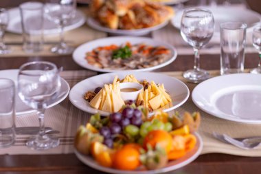 Lokantadaki düğün masası, doğal ışık altında çekilmiş.