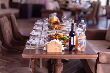 Lokantadaki düğün masası, doğal ışık altında çekilmiş.