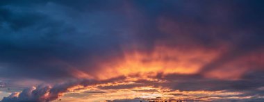 Günbatımı gökyüzünün manzarası, bir yaz akşamı çekildi.