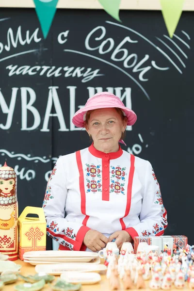 Cheboksary Chuvashia Russia 2021年チュヴァシ共和国の日に全国チュヴァシお土産製品の販売女性 — ストック写真
