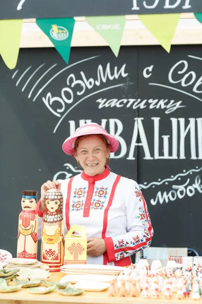 Cheboksary Chuvashia Russia 2021年チュヴァシ共和国の日に全国チュヴァシお土産製品の販売女性 — ストック写真