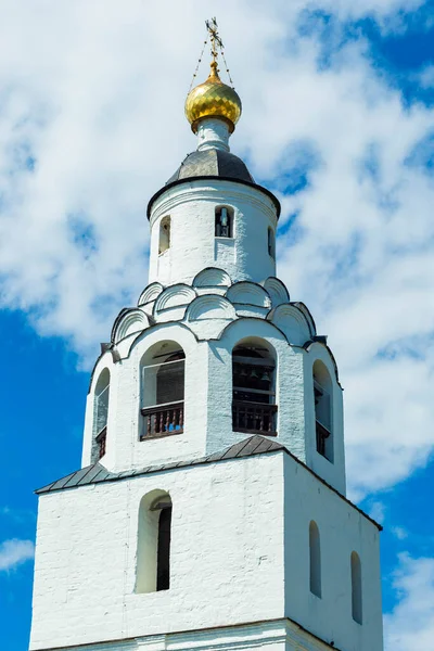 Sviyazhsk, Tataristan / Rusya-07.25.2021 - Sviyazhsk adasındaki Varsayım Manastırı kiliseleri