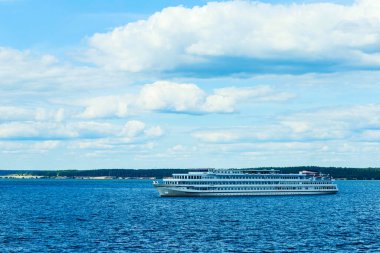 Cheboksary, Chuvashia / Rusya-08.05.2021 Cheboksary rezervuarının su bölgesinde turist gemisi