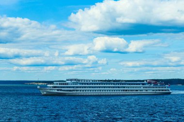 Cheboksary, Chuvashia / Rusya-08.05.2021 Cheboksary rezervuarının su bölgesinde turist gemisi