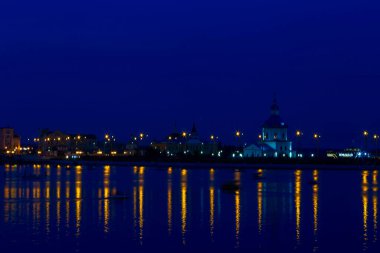 Cheboksary körfezi. Akşam ışıklarının yansımaları.