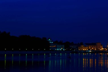 Cheboksary körfezi. Akşam ışıklarının yansımaları.