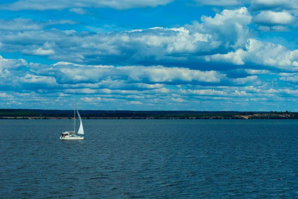 Cheboksary Chuvashia Rússia 2021 Iate Área Água Reservatório Cheboksary — Fotografia de Stock