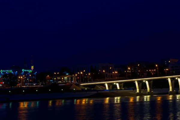 Die Bucht Der Stadt Tscheboksary Mit Den Spiegelungen Der Abendlichter — Stockfoto