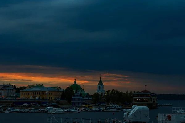 Cheboksary, Chuvashia / Rusya-08.01.2021 Gün batımında Cheboksary 'nin tarihi bölümü