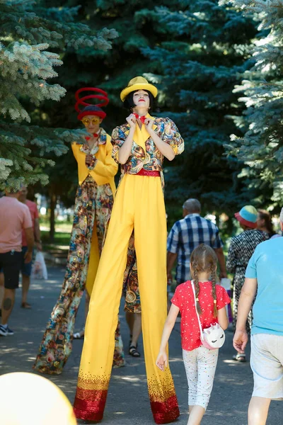 Tscheboksary Tschuwaschija Russland 2021 Straßentheaterfestival Auf Stelzen Tscheboksary Der Höhe — Stockfoto