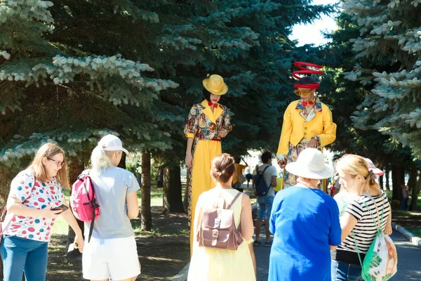 Cheboksary, Chuvashia / Rusya-08.15.2021 sokak tiyatrosu festivali, Cheboksary şehrinin Cheboksary şehrinde yer alan ve adını Kozmonot A. N. Nikolaev 'den alan 