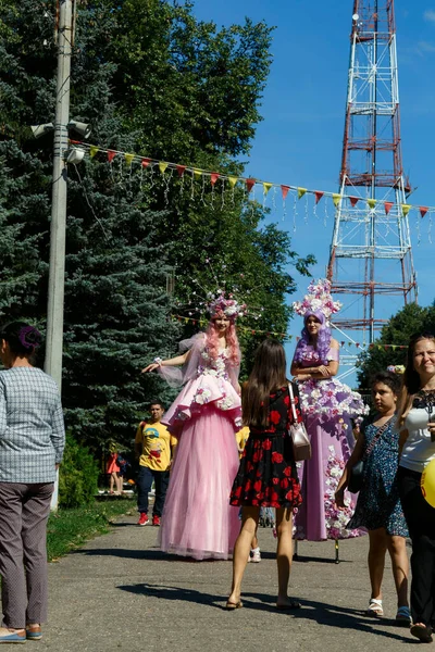 Cheboksary, Chuvashia / Rusya-08.15.2021 sokak tiyatrosu festivali, Cheboksary şehrinin Cheboksary şehrinde yer alan ve adını Kozmonot A. N. Nikolaev 'den alan 