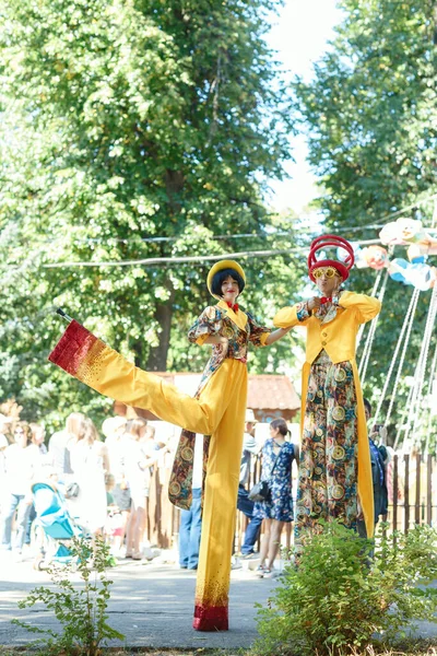 Tscheboksary Tschuwaschija Russland 2021 Straßentheaterfestival Auf Stelzen Tscheboksary Der Höhe — Stockfoto