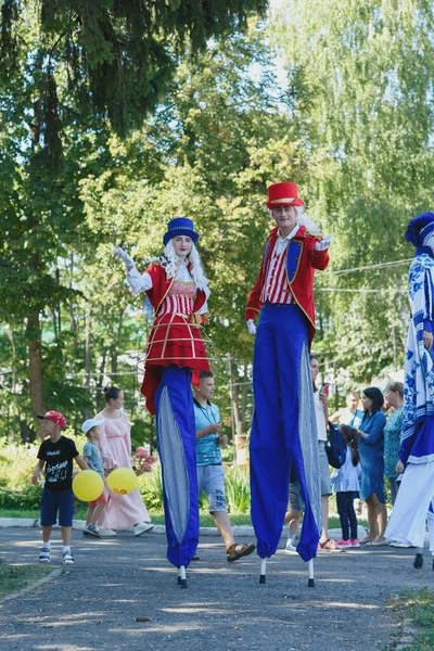 Cheboksary Chuvashia Russia 2021年8月15日コズモノートA ニコラエフにちなんで名付けられた公園内にある 高さの高い場所にあるCheboksary の屋台でのストリートシアターの祭典 — ストック写真