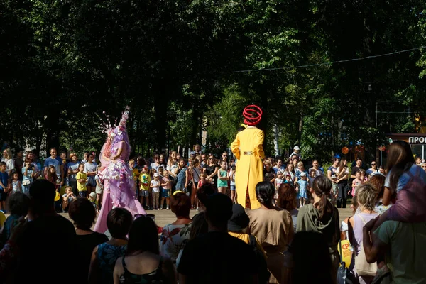 Cheboksary, Chuvashia / Rusya-08.15.2021 sokak tiyatrosu festivali, Cheboksary şehrinin Cheboksary şehrinde yer alan ve adını Kozmonot A. N. Nikolaev 'den alan 