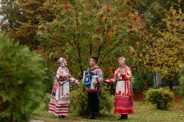 Cheboksary, Chuvashia / Russia-09.22.2021-folklor grubu aynı yaştaki eğlence merkezinde Chuvash ulusal elbisesiyle