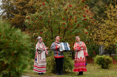 Cheboksary, Chuvashia / Russia-09.22.2021-folklor grubu aynı yaştaki eğlence merkezinde Chuvash ulusal elbisesiyle