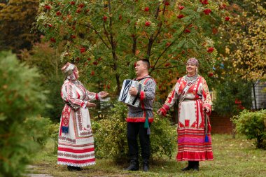 Cheboksary, Chuvashia / Russia-09.22.2021-folklor grubu aynı yaştaki eğlence merkezinde Chuvash ulusal elbisesiyle