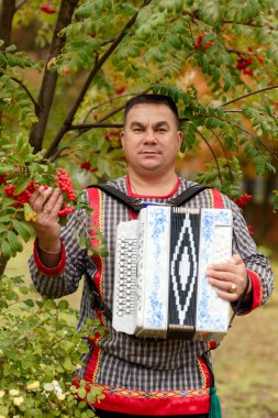Cheboksary, Chuvashia / Russia-09.22.2021-folklor grubu aynı yaştaki eğlence merkezinde Chuvash ulusal elbisesiyle