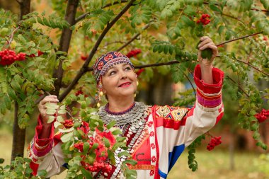 Cheboksary, Chuvashia / Russia-09.22.2021-folklor grubu aynı yaştaki eğlence merkezinde Chuvash ulusal elbisesiyle