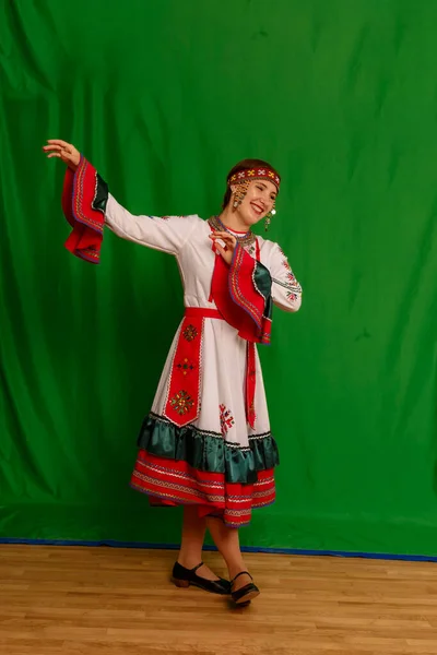 Cheboksari Chuvashia Russia 2021年 チュヴァシュ民族衣装の同じ年齢のレクリエーションセンターでの民俗集団からの女の子 — ストック写真