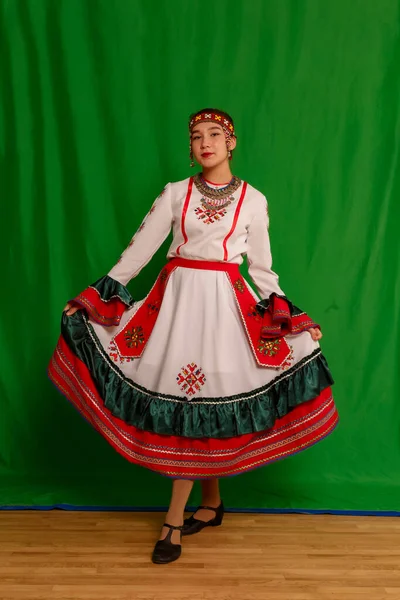 Cheboksari Chuvashia Russia 2021年 チュヴァシュ民族衣装の同じ年齢のレクリエーションセンターでの民俗集団からの女の子 — ストック写真