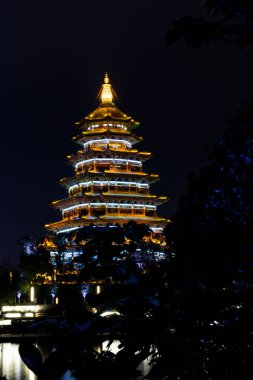 Bu Suining 'deki Linxian Pavyonu' nun gece görüntüsü. Klasik Çin tarzında ve ışığın altında çok güzel görünüyor..