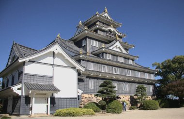 OKAYAMA, JAPONYA - 4 Kasım 2019: Okayama Kalesi 'nin koyu siyah cephesi insanların ona Ujo demesini sağladı, ya da 